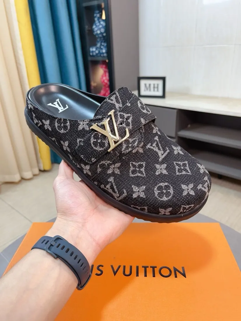 Men's shoes 💰360🌸🌸LV Easy 2025 new men's casual sandals and slippers, made of suede cow leather, with Monogram pattern to highlight the trendy style. Adjustable straps illuminated with LV letters, while a resilient insole and micro outsole provide lightweight comfort. Made of suede cow leather with embossed Monogram pattern and brand element metal hardware✅Adjustable straps➕Tough insole‼ ️Micro outsole. Comfortable and easy to wear‼ ️ size：38-45